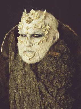 Canavar keskin dikenler ve siğiller ile