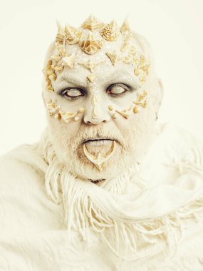 Adam kör gözlerle bakarken.