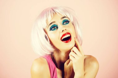 Parlak yapay saç ile gülümseyen kız.