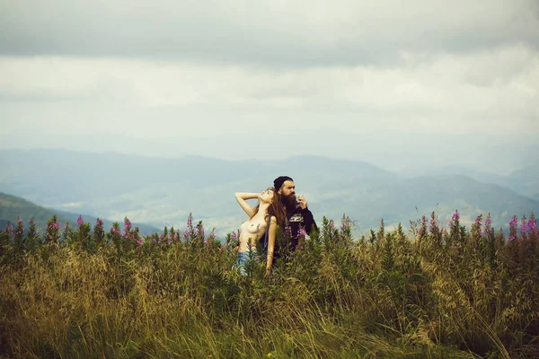 Романтическая пара на вершине горы — стоковое фото