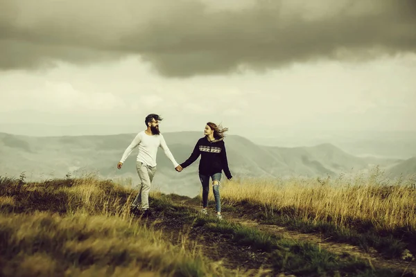 Pareja rebotando en el cielo gris — Foto de Stock