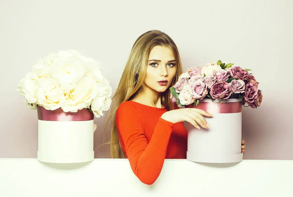 Jolie fille avec des boîtes de fleurs — Photo