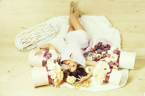 Menina bonita com caixas de flores — Fotografia de Stock
