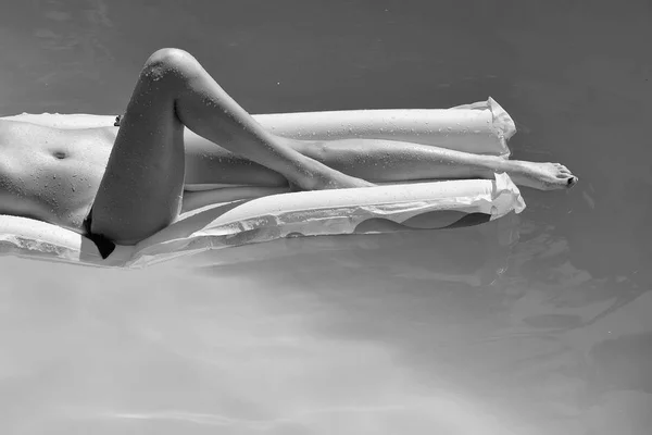 Şişme kadın seksi bacaklar — Stok fotoğraf