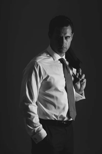 Geschäftsmann posiert im modischen weißen Hemd — Stockfoto