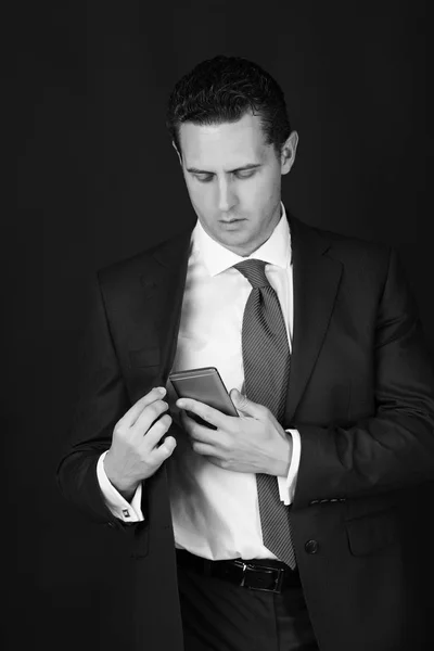Człowiek, sprawdzanie telefonu komórkowego — Zdjęcie stockowe