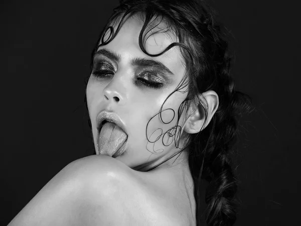 Мила жінка лиже голе плече з язиком — стокове фото