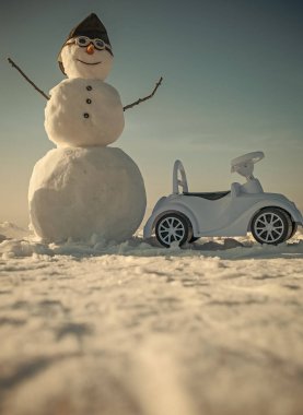 Oyuncak araba, seyahat ve tatilinizin kışın kardan adam.