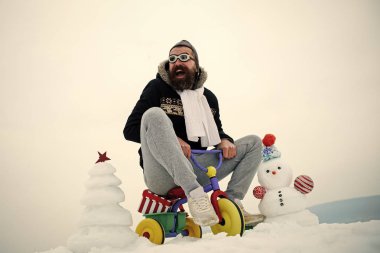 Üç tekerlekli bisiklet üzerinde karlı manzara mutlu kişini