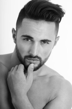 Seksi sakallı adam düşünceli, ciddi yüzle poz