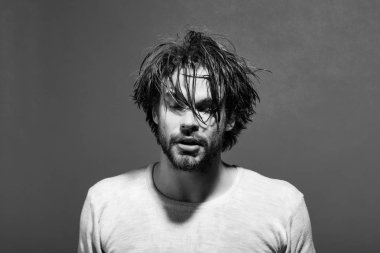 ıslak kafa, yüz ve saç sabah uykulu adamla