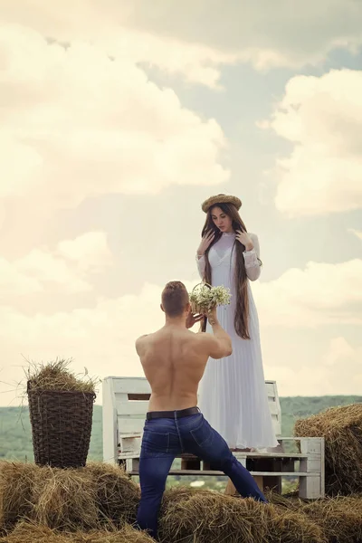Adam kadına bankta çiçek vermek — Stok fotoğraf