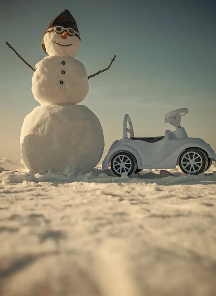 おもちゃの車、旅行、vaction 冬の雪だるま. — ストック写真