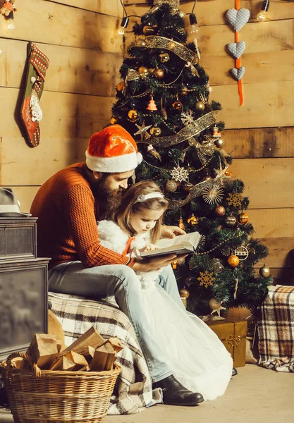 ひげを生やしたクリスマス父と読んでいる女の子 — ストック写真