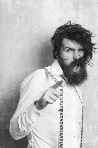 Homme à longue barbe et cheveux en chemise et bretelles — Photo