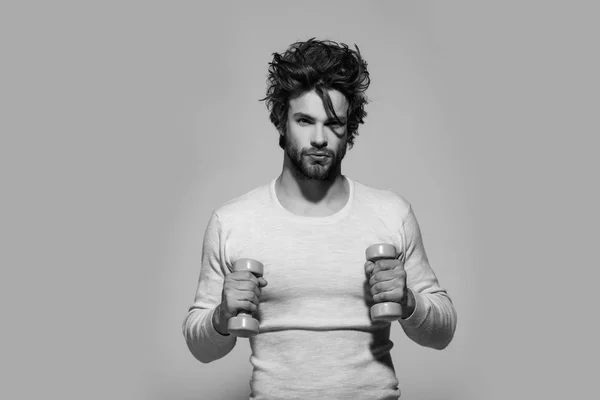 Guy with barbell doing morning exercise, has uncombed hair — Stock Photo, Image