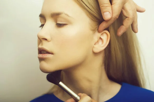Mujer recibiendo polvo en la cara con cepillo de maquillaje —  Fotos de Stock
