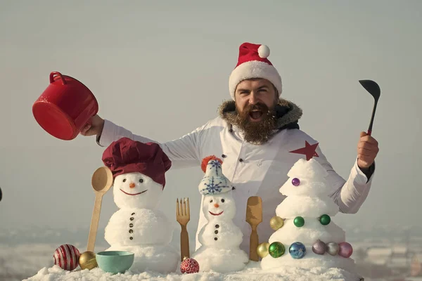 Uomo gridando in cappello di Babbo Natale e uniforme il giorno d'inverno — Foto Stock