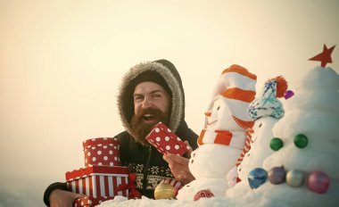 Hediye kutuları üzerinde beyaz sky ile mutlu hippi