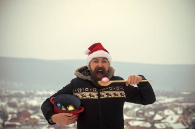 Kırmızı santa şapka ve paltosunu açık ağzına adamla