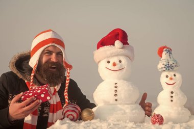 Kar heykeller üzerinde mavi gökyüzü
