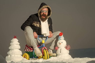 Pilot gözlük ve bisiklet kaputa heyecanlı hipster