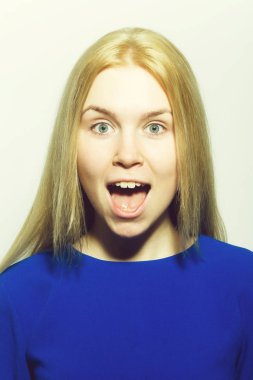 Kadın heyecan yüz ve açık ağzı ile