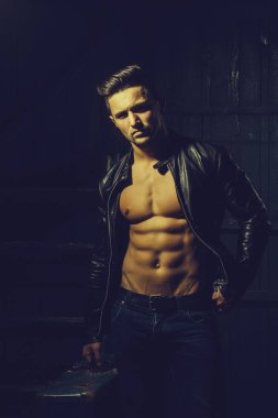 Şık erkek takım elbise çantası ile birlikte