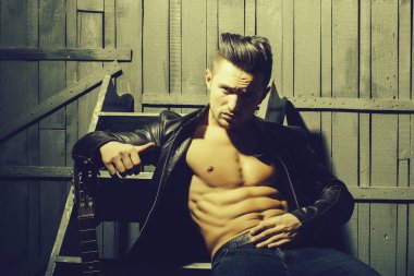 Şehvetli şık genç adam