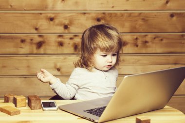 Bilgisayar ve telefon ile küçük çocuk