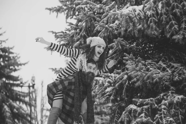 Coppia innamorata del cappello rosso di Babbo Natale in inverno . — Foto Stock