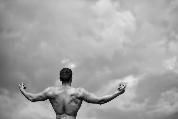 Сексуальна м'язиста людина на блакитному небі — стокове фото