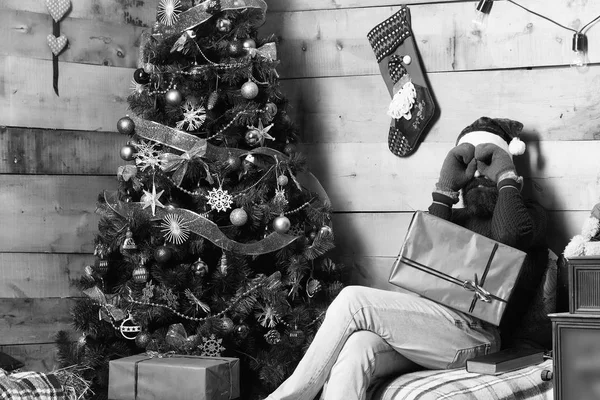 Sakallı Noel hediye adamla — Stok fotoğraf