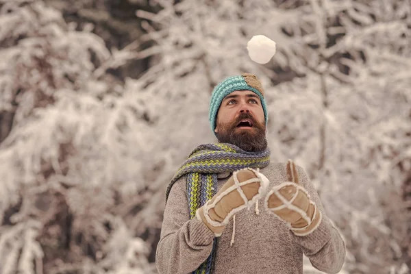 Karlı ormandaki kartopu ile sakallı hippi oyun — Stok fotoğraf