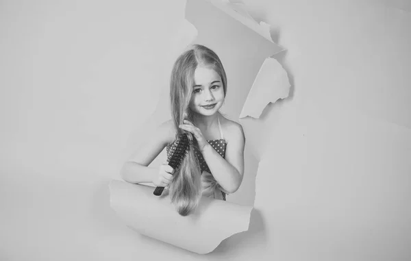 Menina criança em vestido elegante glamour elegante. criança menina escova cabelo . — Fotografia de Stock