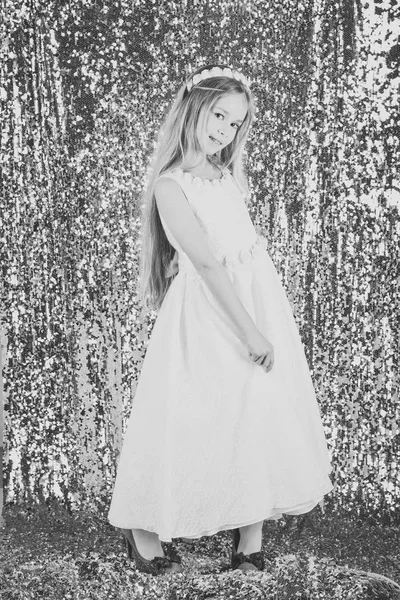 Impressionante beleza modelo jovem menina no vestido de comunhão branca fica em uma pose elegante — Fotografia de Stock