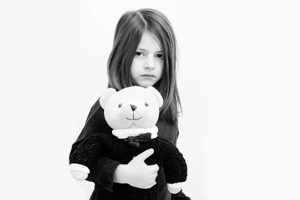 Красивая девушка обнимает милую игрушку-мишку — стоковое фото