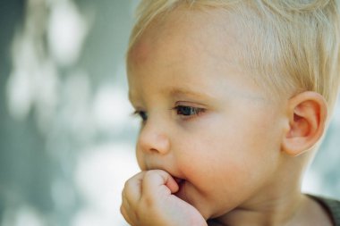 Aile Çocuk Bakımı ev. Bebek çocuk. Küçük bebek kreş üzerinde. Küçük bebek oyun açık. Çocuk Sağlığı ve büyüme iyileştirilmesi. Duygusal ve fiziksel büyüme. Erken çocuk sağlık