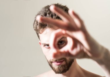 Her şey yolunda. El hareketi adam sabah Ok işareti. Sakallı adam Kuaför sakal ihtiyacı var. Kişisel bakım ve sabah rutin. Erkek saç bakım. Kuaför Salonu