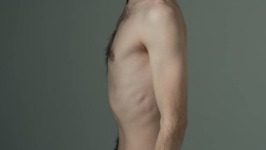 Zayıflama ve kilo kaybı. İnce erkek gövde. Sıska kaba göbek abs. yalın vücut kitle. Spor ve fitness. Sağlıklı bir diyet ve beslenme. Spor ve sağlık