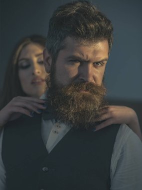 Samimi ilişkilerde ilgi çekici. Sakallı adam ve moda stil ile şehvetli kadın. İki aşık. Aile çift evlendi. Aşk ilişkiler moda modelleri. Onun bir aşk hikayesi