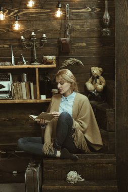 Onun bilgisine güvenen. Güzel kadın bir kitap okuyun. Kadın öğrenci okuma, okuma keyfini çıkarın. Öğrenci kitaptan bilgi almak. Bilgi ve okuduğunu anlama okuma-yazma anahtarları