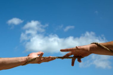 Dostluk bağları. Takımlar karşısında. Römorkör savaş bir spordur. Erkek ellerini ters ip ucunu çekin. Kas gücü testi. Atletizm Yarışması. Spor yarışması. Fiziksel güç ve kas gücü