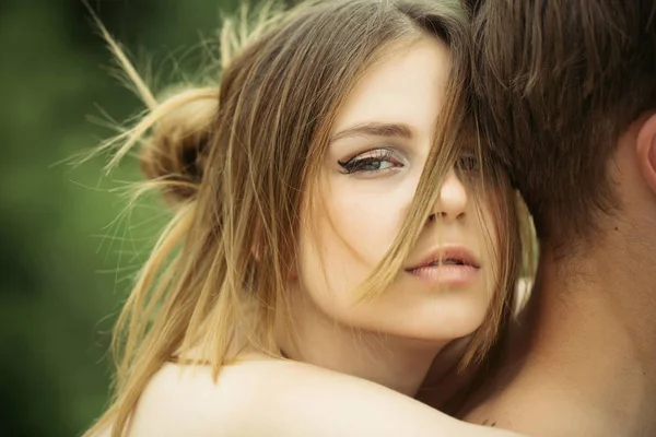 Data de belo casal. Amor e ternura. Casal romântico abraçar. Dia dos Namorados. Homem e mulher bonitos estão namorando. Um casal alegre. Primeira reunião — Fotografia de Stock