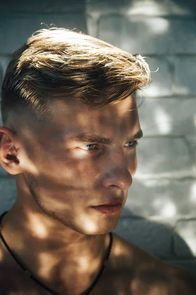 Hudvård efter rakning. manliga mode och skönhet. stilig man med Golvkuddan frisyr. Barber shop och frisör salong. rakade mannen. Sexig kille. tilltro till sin egen stil. mode utseende. macho. — Stockfoto