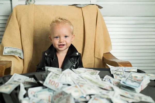 Trots op zijn bedrijf. Kleine jongen graaf geld in contanten. Klein kind business administreren in bedrijf opstarten. Kleine ondernemer werk in office. Jongenskind met geld geval. Zakelijke opstartkosten — Stockfoto