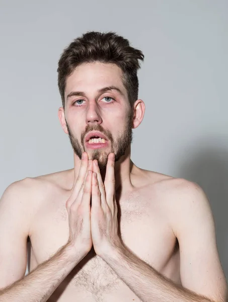 Es difícil despertarse. Hombre por la mañana temprano. El barbudo necesita barbero. Aseo personal y rutina matutina. Hombres peinándose. Peluquería — Foto de Stock