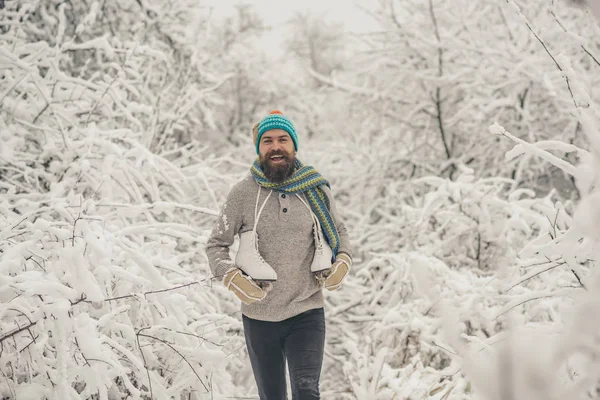 Sakallı mutlu adam tutun paten karlı kış orman, Noel — Stok fotoğraf
