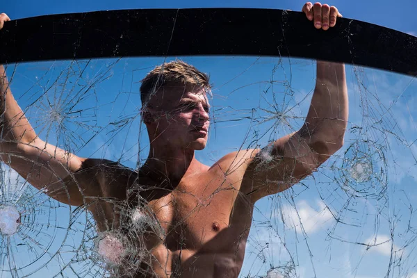 Att ha massor av enhet och ambition. Sport man med muskelstyrka. Att uppnå sport ambition med rätt träning. Fokusera på att bygga styrka och kraft. Stark man Håll knäckt glas. Sport utbildning — Stockfoto