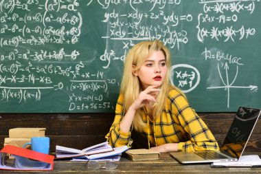 Profesyonel öğretmenler kendi akademik içerik konusunda uzmanız. Öğrenciler asla ertelemek planlı çalışma oturumu. Modern öğretmen hipster matematik formülü ile büyük yazı tahtası üzerinde yazma.